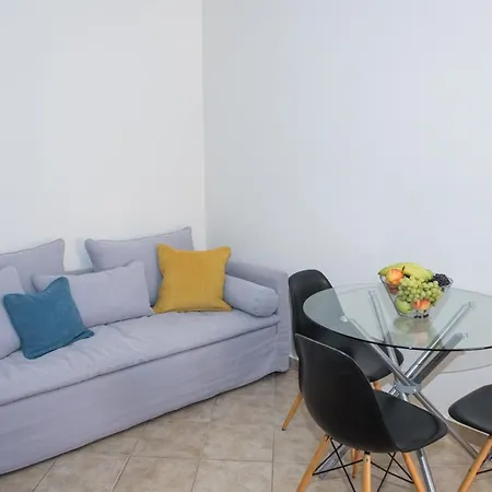 A Beautifull 2nd Floor Close To The Port